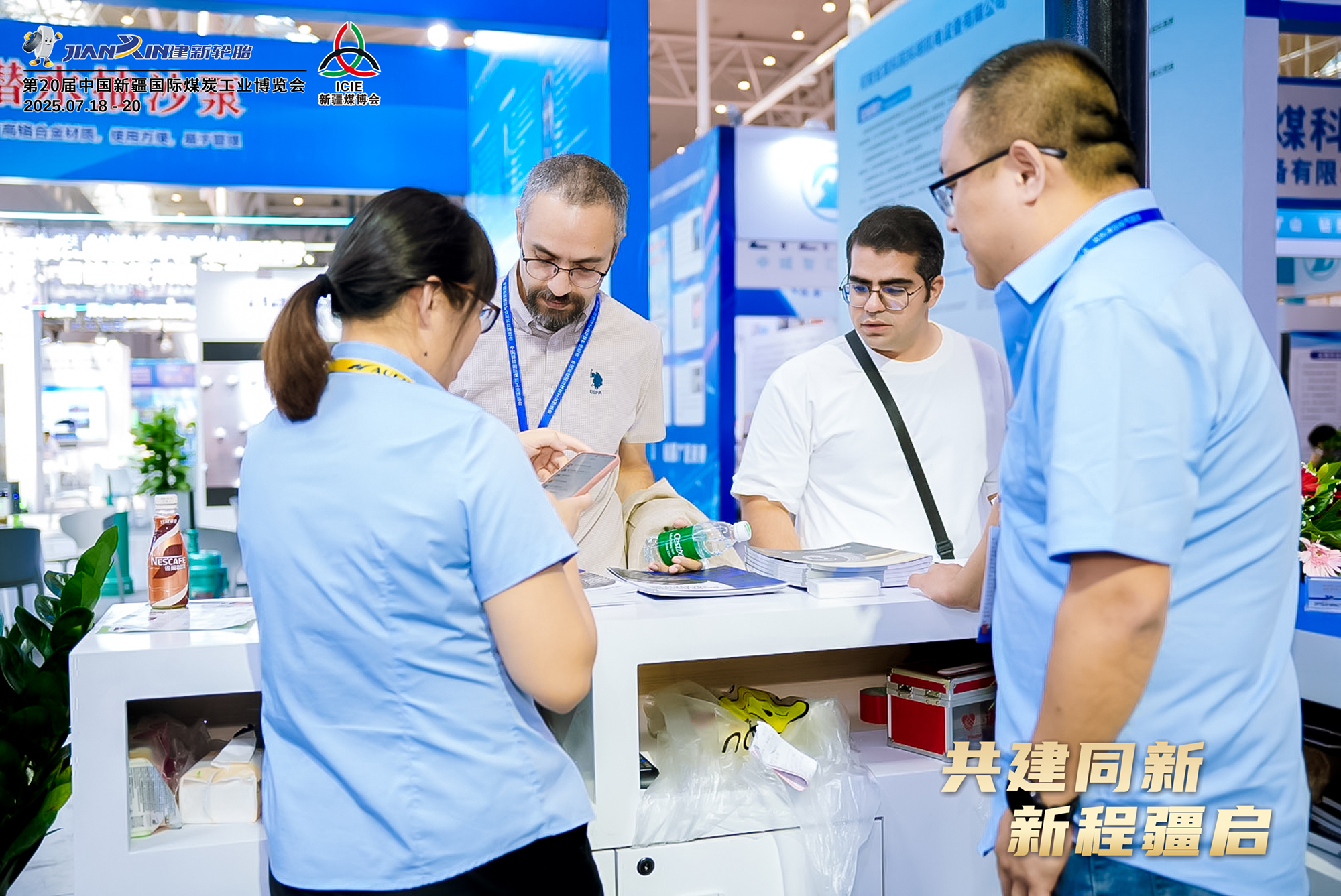 工作人员讲解建新轮胎产品详情